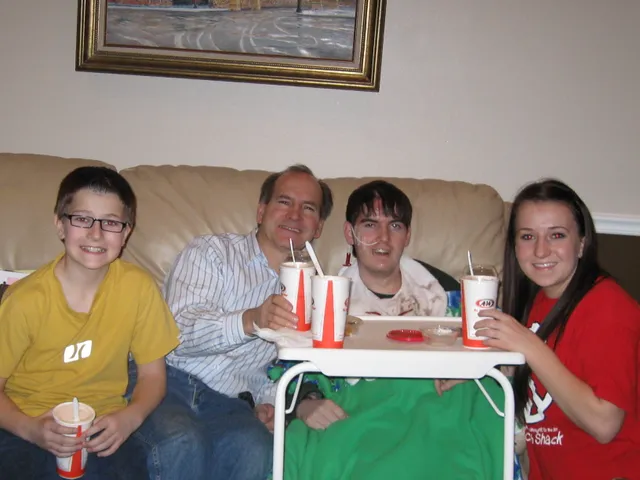Alex eating with Josh, Dad, and Nicole